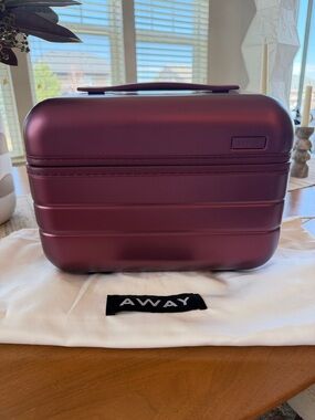 AWAY Compact Train Beauty Case in Ruby Haze. NWT!